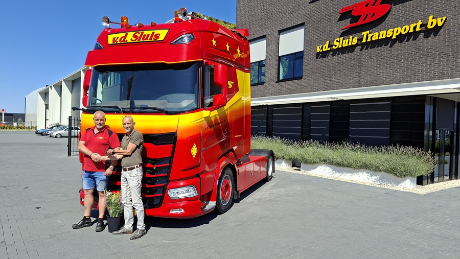 Bakker Bedrijfswagens aflevering - Van der Sluis Transport 1.jpg